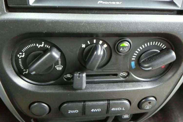 Used Suzuki Jimny 2015 1.3 MT JLX Navigation Edition
