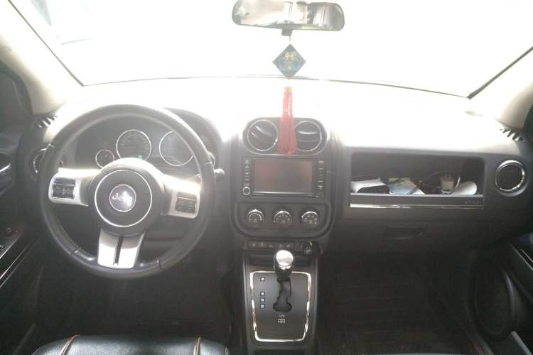 Used Jeep Compass 2011 2.4L 4WD 70th Anniversary Limited Edition Center Console