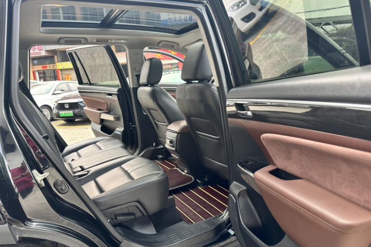 Used GAC Trumpchi GS8 2017 320T Two-Wheel Drive Luxury Smart Connectivity Version (7 Seats) Interior 3