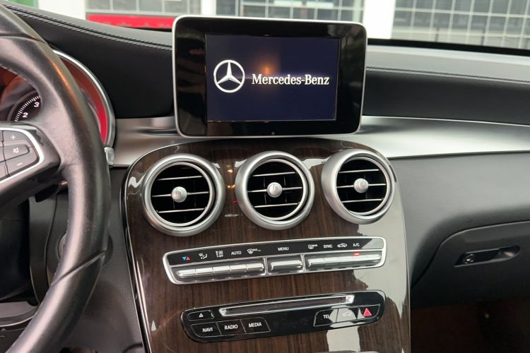 Used Mercedes-Benz GLC 2018 GLC 260 4MATIC Dynamic Edition Audio And AC Panel