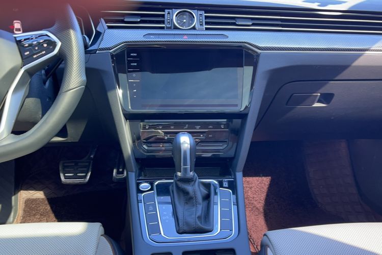 Used Volkswagen Magotan 2023 2 Million Units Commemorative Edition 330TSI DSG Luxury Version Audio And AC Panel