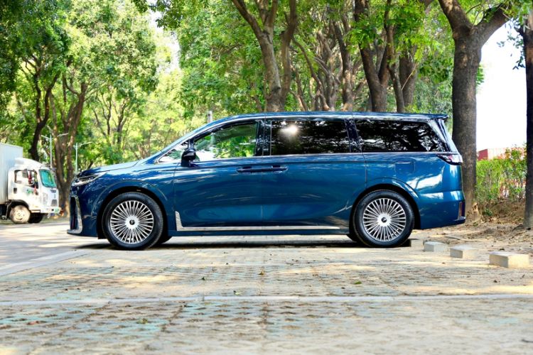 Used VOYAH Dream 2025 PHEV Four-Wheel-Drive Flagship Kunpeng Edition Exterior 4