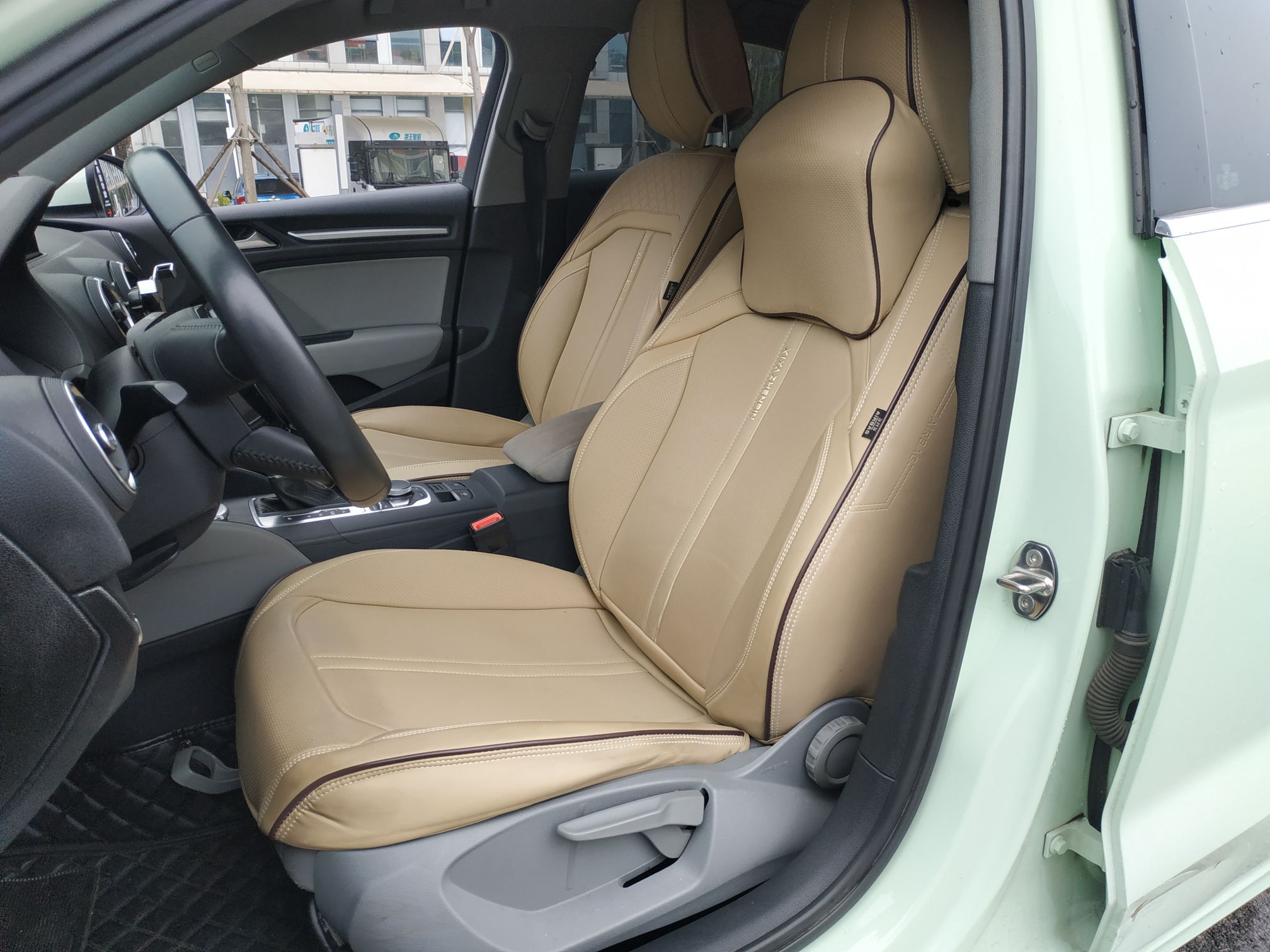 Переднее сиденье в автомобиле