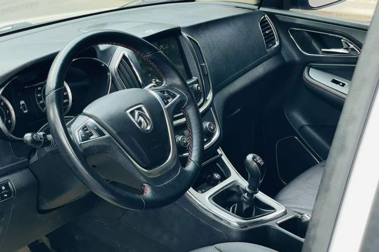 Used Baojun 560 2016 1.5T Manual Luxury Model Interior 3