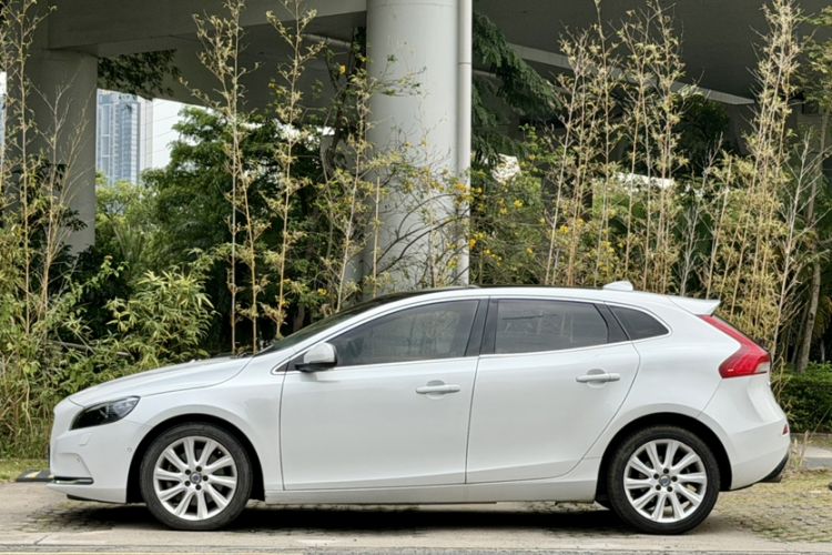 Used Volvo V40 2016 T4 Smart Luxury Edition