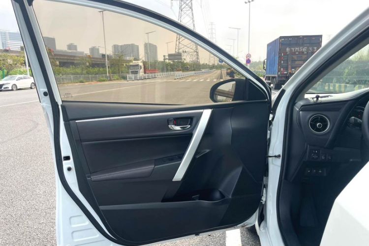 Used Toyota Levin Hybrid E+ 2019 1.8L PH V E-CVT Luxury Edition Interior 4