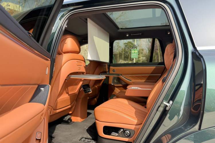 Used Hima AITO M8 2025 Extended-Range Ultra Version 53.4 kWh 6-Seater Edition Interior 3