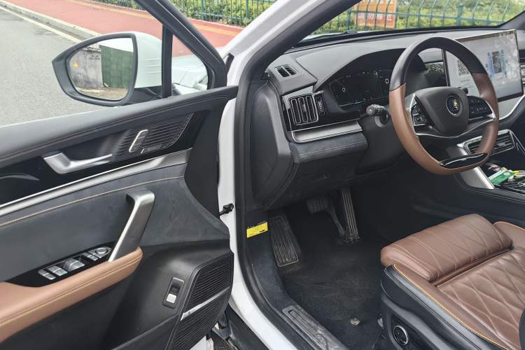 Used BYD Tang New Energy 2021 DM-i 112KM Prestige Model Interior 4