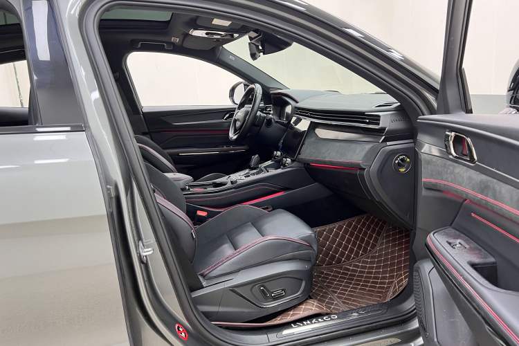 Used Lynk & Co 05 2020 2.0TD Four-Wheel Drive HypeHalo Interior 8