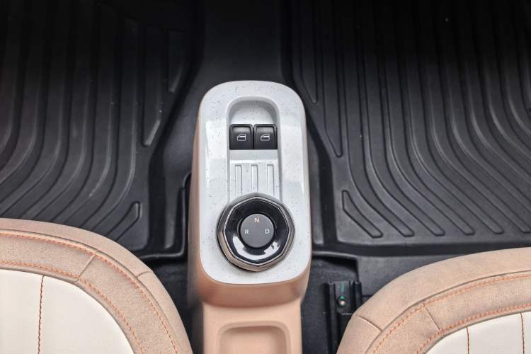 Used Geely Galaxy Panda 2023 Panda Mini 200km Endurance Bear Gear Lever