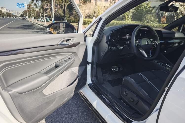 Used Volkswagen Golf 2023 Facelift 280TSI DSG R-Line Lite
