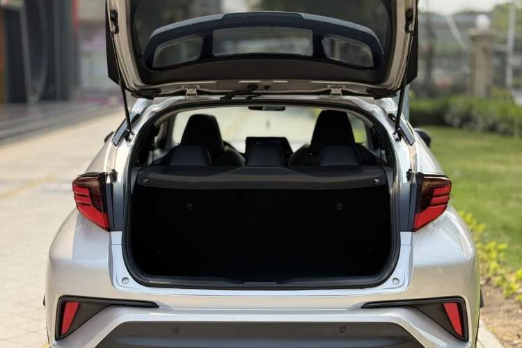 Used Toyota C-HR 2021 2.0L Luxury Edition Interior 3