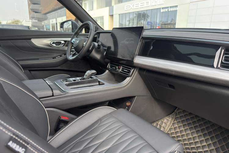 Used GAC Trumpchi GS8 2022 Linghang Series 2.0 TGDI Two-Wheel Drive Luxury Smart Connectivity Version (6 Seats)
