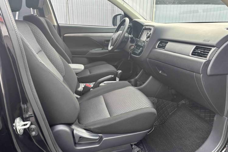 Used Mitsubishi Outlander (Import) 2013 2.0L Two-Wheel Drive Sport Navigation Version 5 Seats