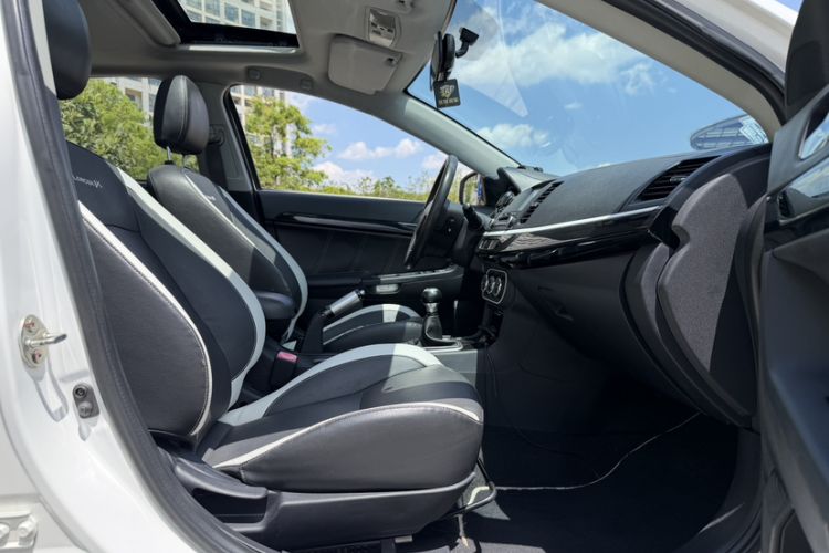 Used Mitsubishi Lancer EX 2016 1.8L Manual Black-and-White Retro Edition Interior 2