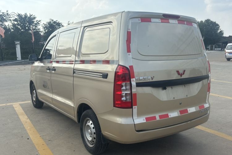 Used Wuling Hongguang V 2022 1.5L Jingqu Edition Enclosed-Window Vehicle with Hydraulic Power Steering LAR