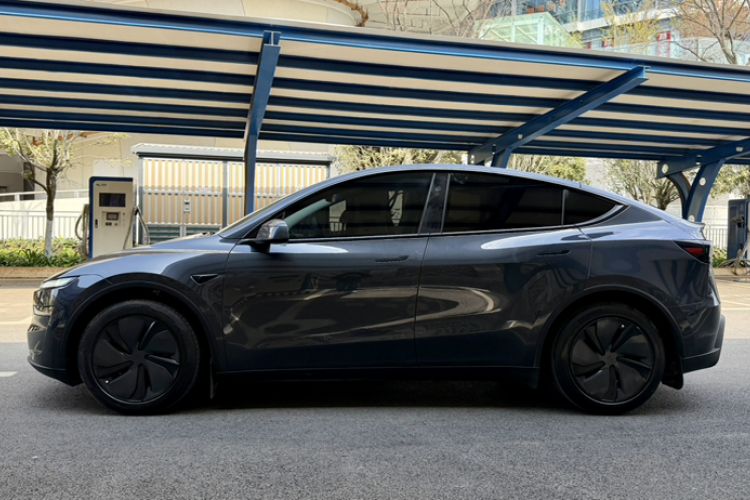 Used Tesla Model Y 2025 Long-Range All-Wheel Drive First Edition
