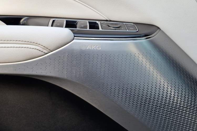 Used Cadillac LYRIQ 2024 Rear-Drive Standard Range Luxury Edition Interior 9