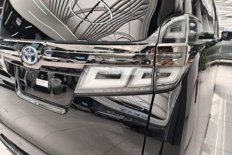 Used Toyota Vellfire 2023 Crown Dual-Engine 2.5L HV Prestige Edition