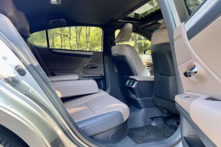 Used Lexus ES 2025 300h Deluxe Edition
