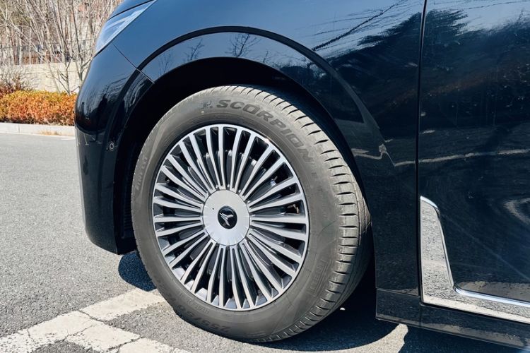 Used VOYAH Dream 2025 PHEV Four-Wheel-Drive Flagship Kunpeng Edition
