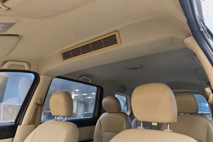 Used Dongfeng Fengon 370 2016 1.5L Manual Standard Edition SFG15-02 7 Seats Interior 3