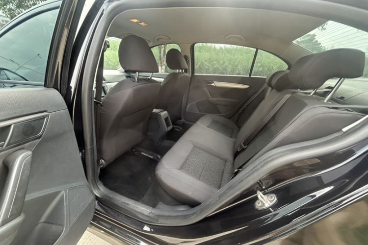 Used Volkswagen Lavida 2013 Revised Classic 1.6L Automatic Fashion Edition Interior 3