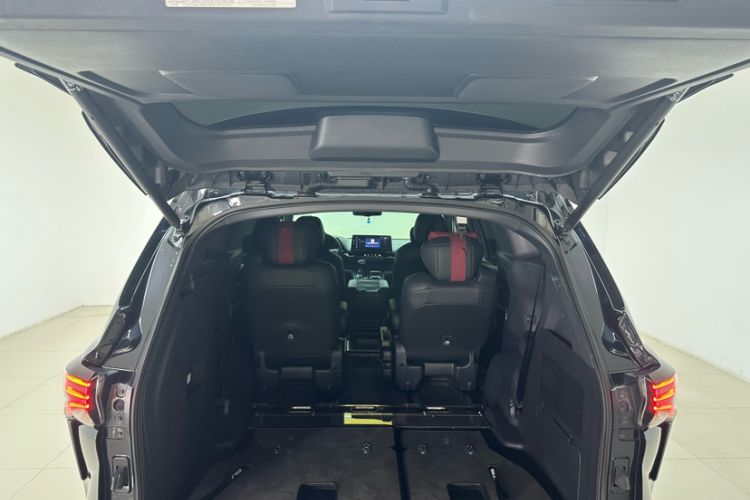 Used Toyota SIENNA 2021 2.5L Hybrid Premium Edition Trunk