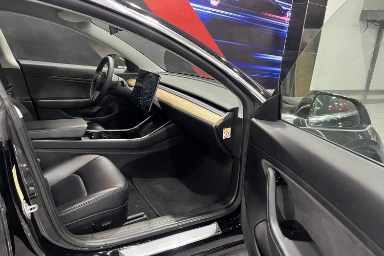 Used Tesla Model 3 2019 Long-Range Rear-Wheel-Drive Version Interior 9