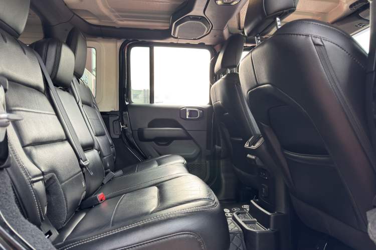 Used Jeep Wrangler 2019 2.0T Sahara Four-Door Version China VI Emission Standard