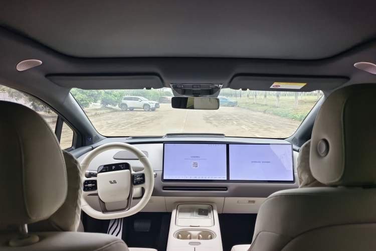 Used Li Auto i6 2025 Model Four-Wheel-Drive Standard Type Interior 4