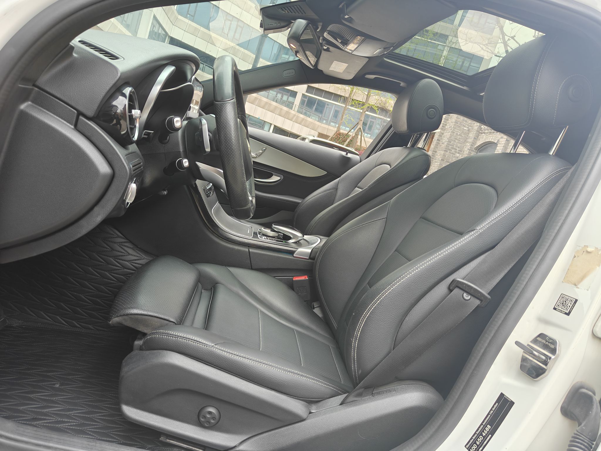 المقاعد الأمامية داخل السيارة