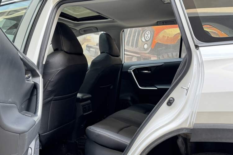 Used Toyota RAV4 2022 Dual-Engine 2.5L E-CVT Two-Wheel Drive Elite Edition Interior 5