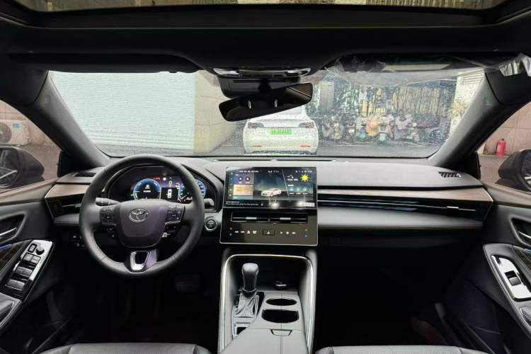 Used Toyota Avalon 2024 Dual-Engine 2.5L XLE Premium Edition Interior 3