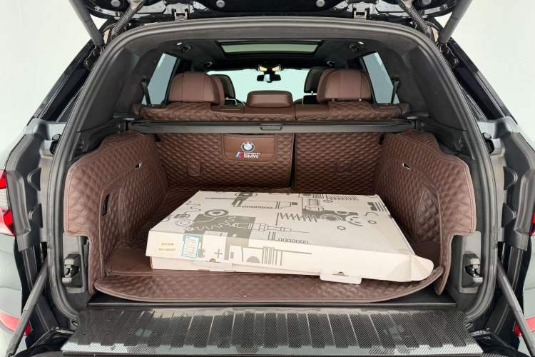 Used BMW X5 2022 Restyled xDrive 40Li M Sport Package Trunk