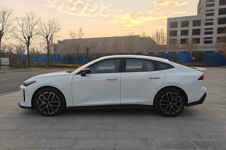 Used Changan UNI-V iDD 2024 Blue Whale Smart Electric iDD 136km ZhiKu Model