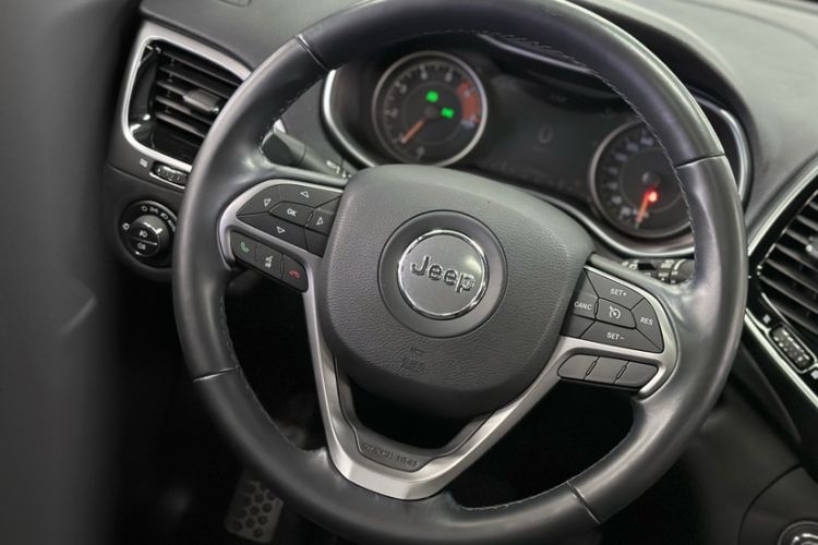 Used Jeep Cherokee 2019 2.0T Two-Wheel Drive Smart Enjoyment Version China VI
