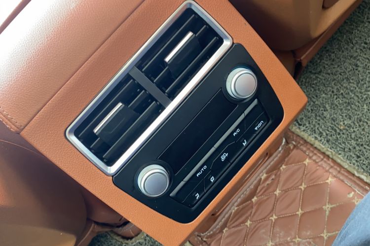 Used Zotye T700 2017 1.8T Dual-Clutch Prestige Model Interior 1