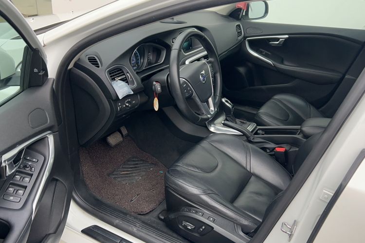 Used Volvo V40 2016 T3 Smart Luxury Edition