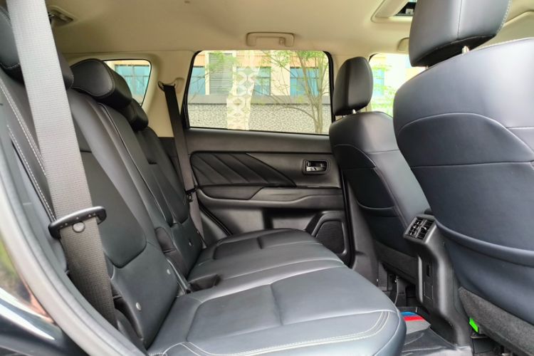 Used Mitsubishi Outlander 2019 2.4L 4x4 Zhi Xiang Edition 5 Seats China VI Standard