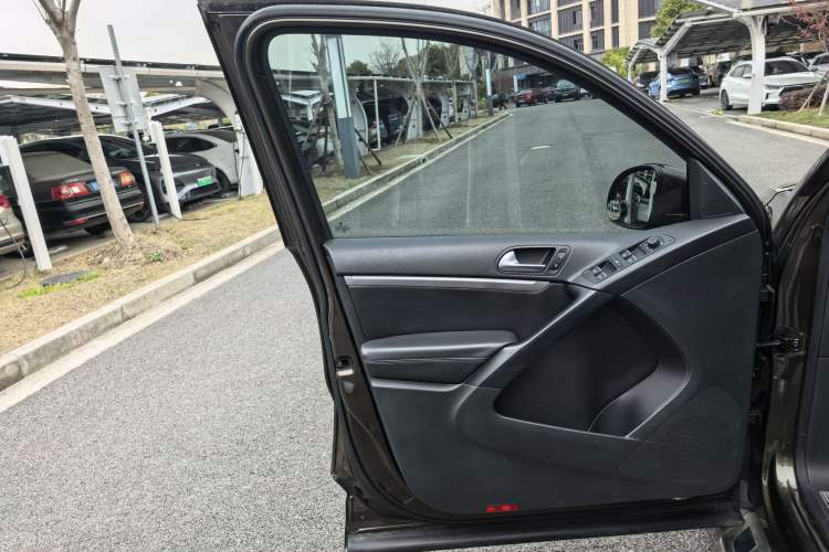 Used Volkswagen Tiguan 2015 1.8TSI Automatic Two-Wheel Drive Luxury Model Interior 1