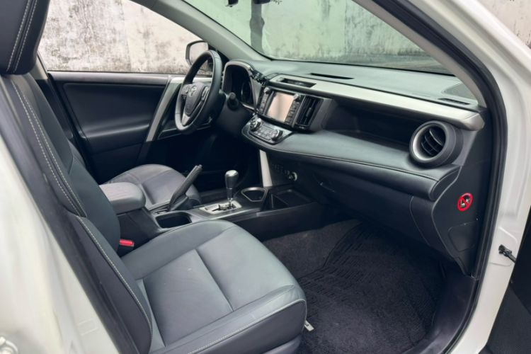 Used Toyota RAV4 2016 2.5L Automatic 4x4 Elite Edition Interior 2