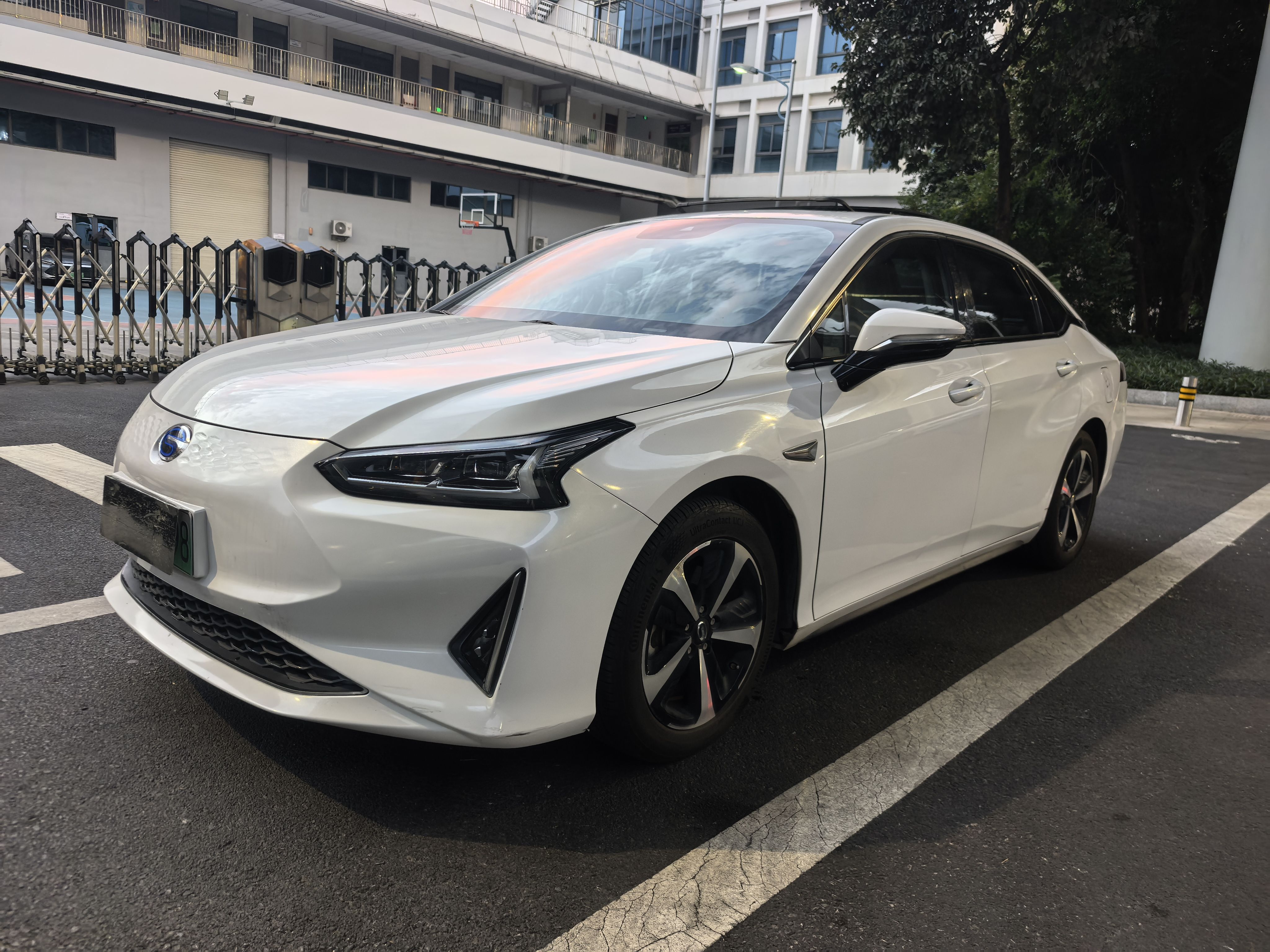 Под передней частью автомобиля