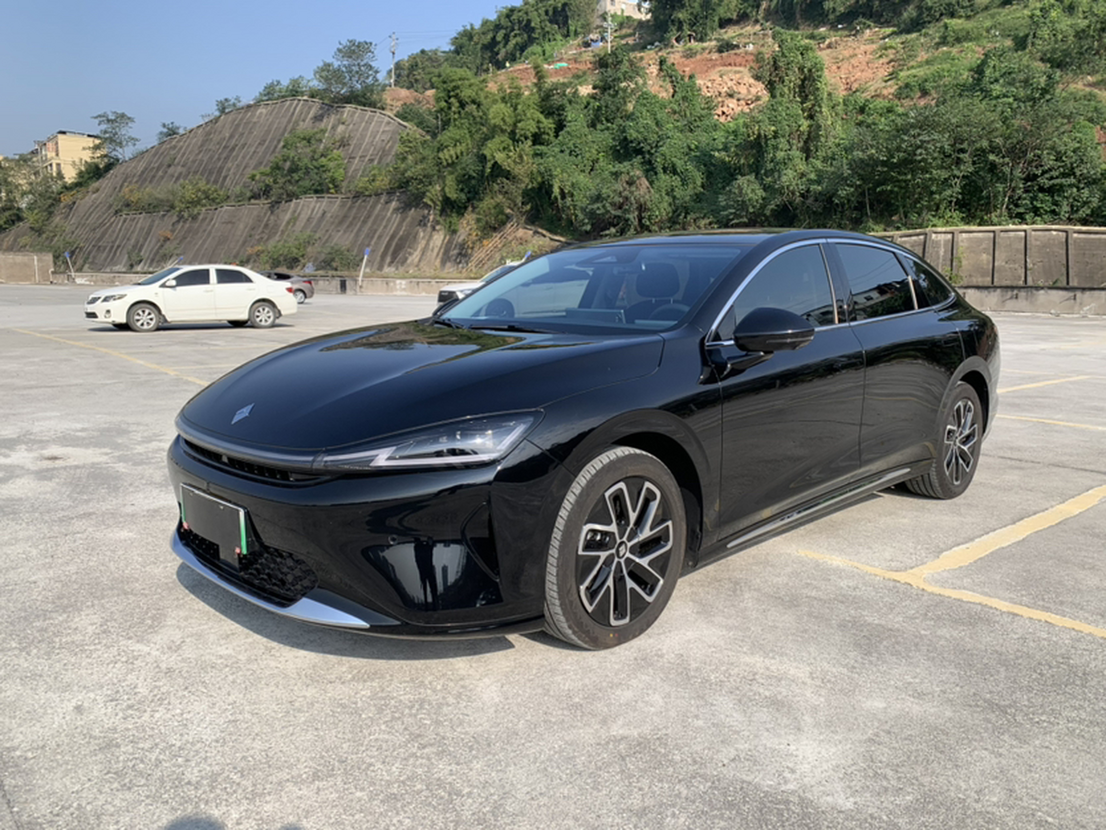 Под передней частью автомобиля