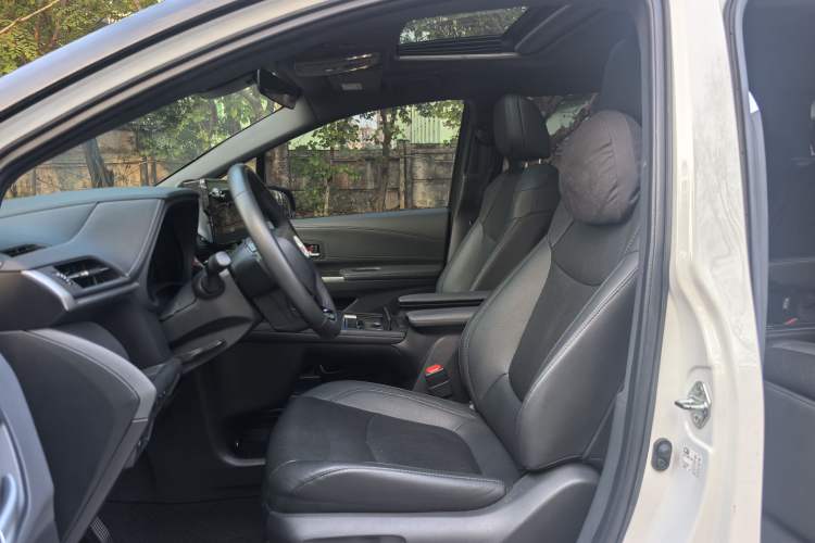 Used Toyota Sienna 2023 2.5L Hybrid Deluxe Edition