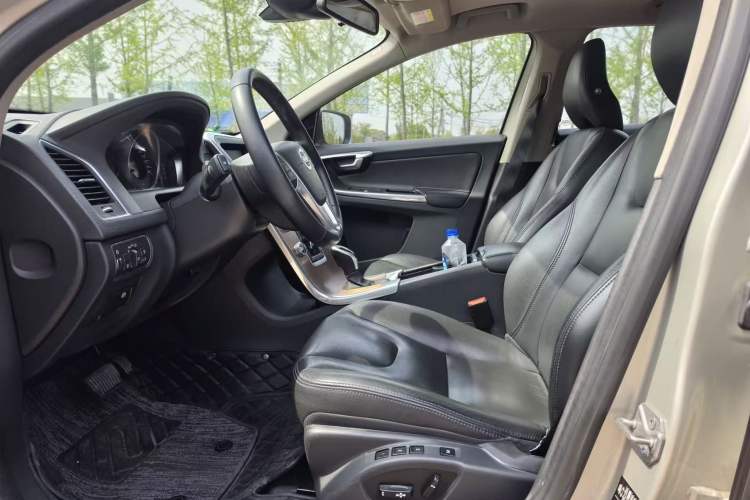 Used Volvo XC60 2017 T5 AWD Smart Upgrade Model Interior 6
