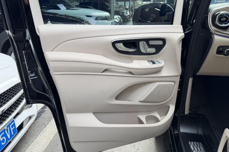 Used Mercedes-Benz V-Class 2024 V 300 Pilot Edition