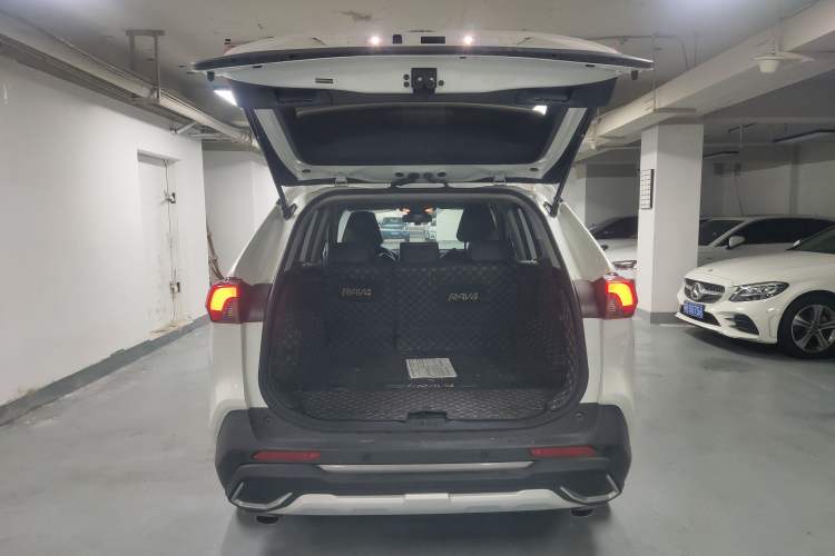 Used Toyota RAV4 2020 2.0L CVT Two-Wheel Drive Fashion PLUS Edition Interior 9