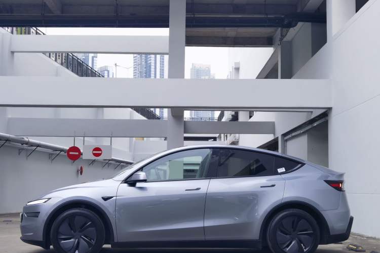 Used Tesla Model Y 2025 Rear-Wheel-Drive Version
