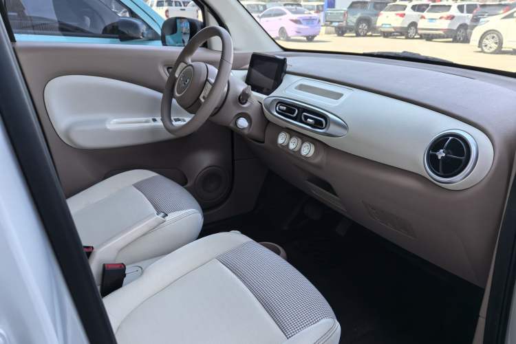 Used Wuling Hongguang MINIEV 2025 Four-Door Version Advanced Edition Interior 3